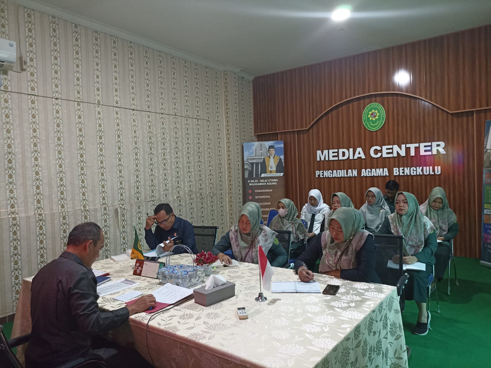 rapat bagian kesekretariatan 2